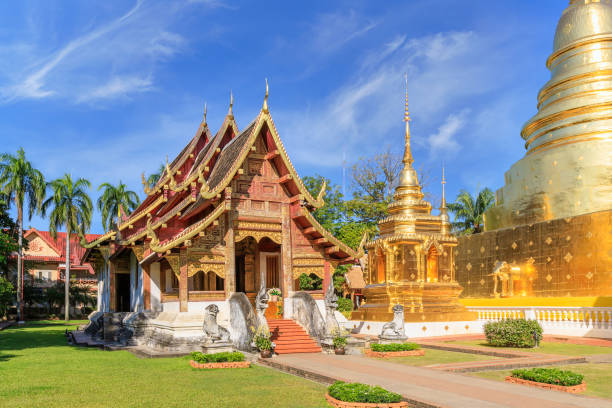 chapelle et pagode d’or à wat phra singh woramahawihan, destination de voyage célèbre à chiang mai, thaïlande - wat pho photos et images de collection