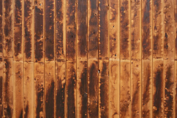 textura de una antigua pared de madera con fuertes signos de uso como imagen de fondo. - heavy dirty bad condition old fashioned fotografías e imágenes de stock