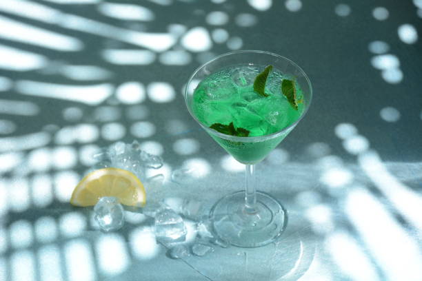 レモンとミントの葉のカクテルグリーンの妖精のグラス - midori sour ストックフォトと画像