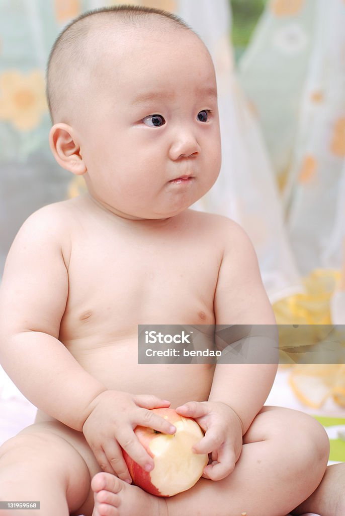 Mignon bébé manger pomme - Photo de Amour libre de droits