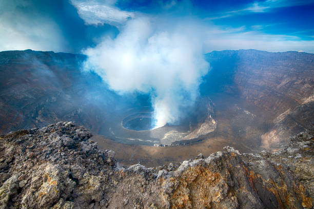 вид на лавовое озеро вулкана ниирагонго, конго - virunga volcanic complex стоковые фото и изображения
