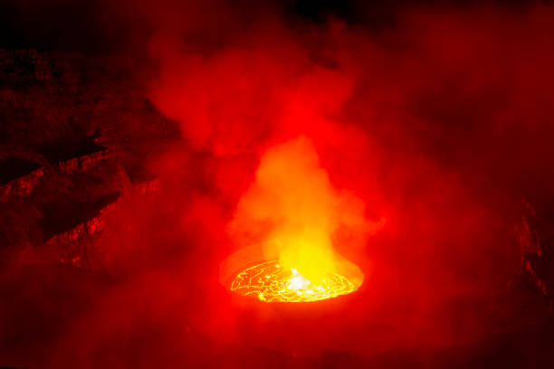 vue sur le lac de lave du volcan nyiragongo, congo - lava lake photos et images de collection
