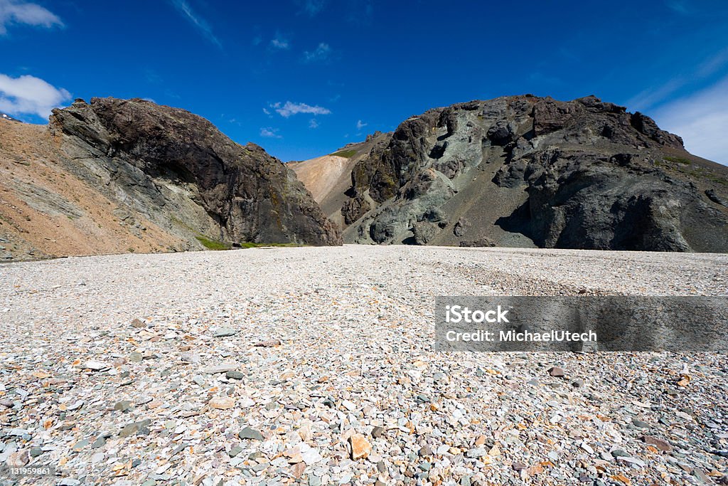 Pebble Stone campo frente de montañas volcánicas - Foto de stock de Aire libre libre de derechos