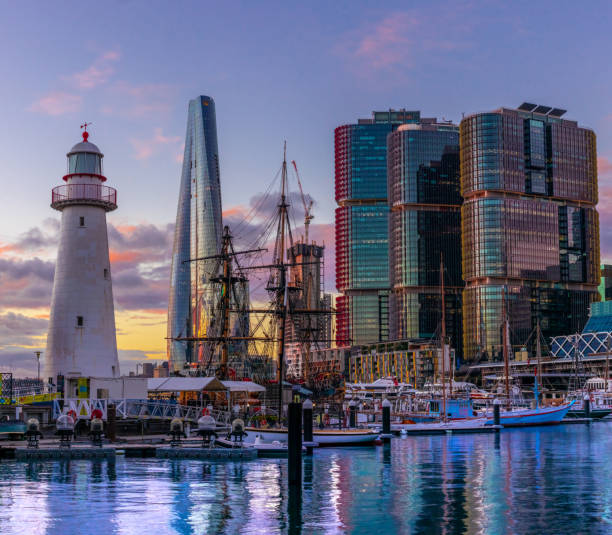 colorate viste notturne al neon del sydney harbour barangaroo cockle bay wharf e darling harbour nsw australia - darling harbor foto e immagini stock