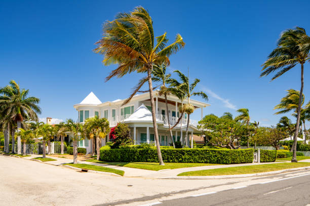 фотография роскошного одного семейного дома в уэст-палм-бич, штат флорида, сша - house florida real estate mansion стоковые фото и изображения
