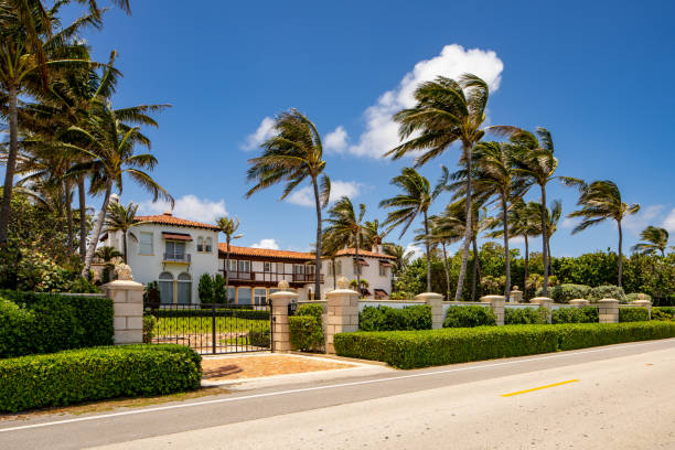 фотография роскошного одного семейного дома в уэст-палм-бич, штат флорида, сша - house florida real estate mansion стоковые фото и изображения
