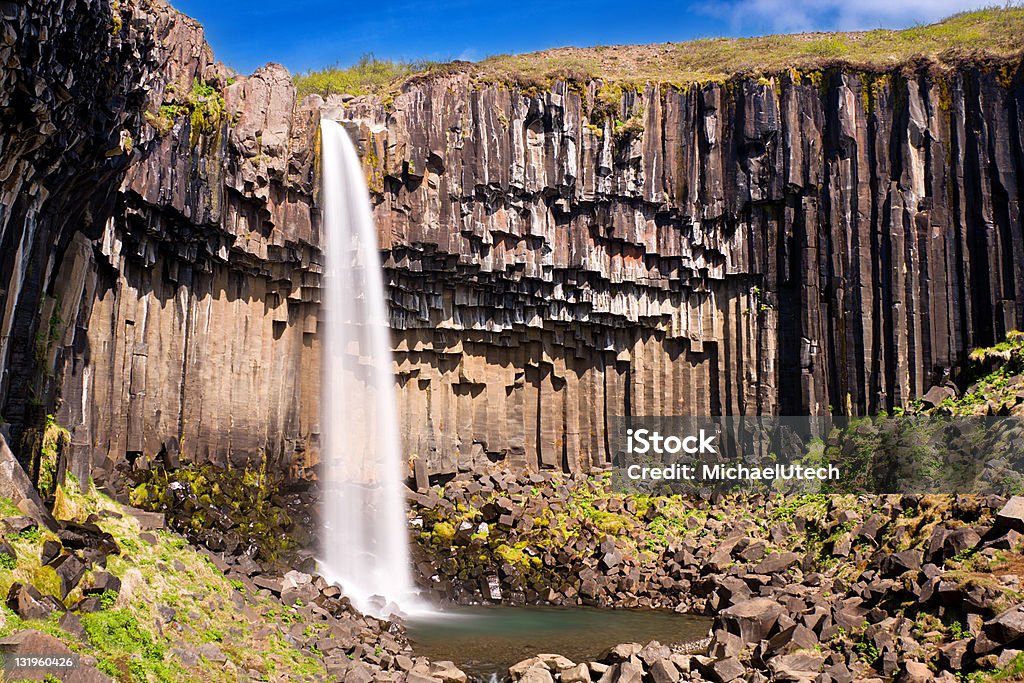 Svartifoss exposición larga - Foto de stock de Cascada Svartifoss libre de derechos