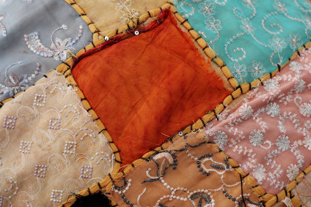backgorund textil de colores - quilt patchwork pattern indian culture fotografías e imágenes de stock