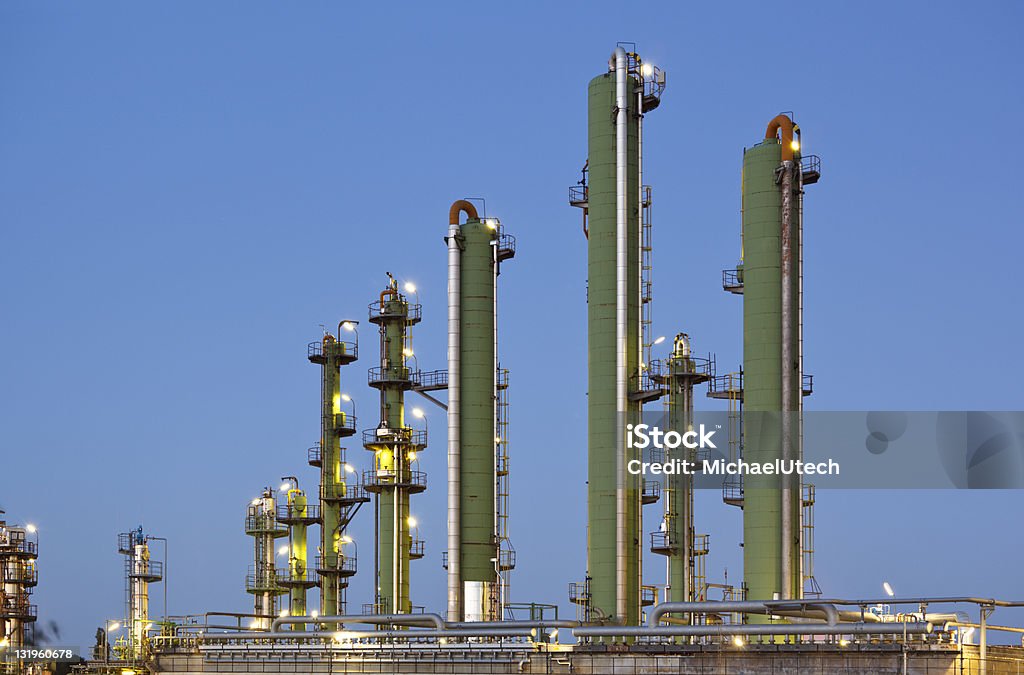 Torres de destilação para o Anoitecer - Royalty-free Alto - Descrição Física Foto de stock