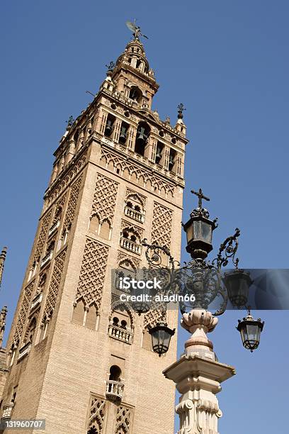 La Giralda Tower En Sevilla España Foto de stock y más banco de imágenes de Arquitectura - Arquitectura, Barroco, Campanario - Torre