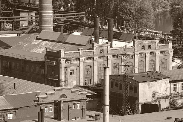 alten fabrik geht - industrielle revolution stock-fotos und bilder