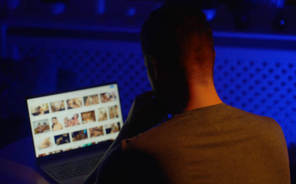 夜遅くにの男の閲覧のサイト。 - internet addiction pornography computer ストックフォトと画像