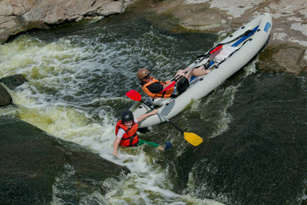 a group of young people is rafting down the river. - n64 imagens e fotografias de stock