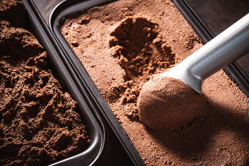 Bola de helado de chocolate que sirve helado macro primer plano photo