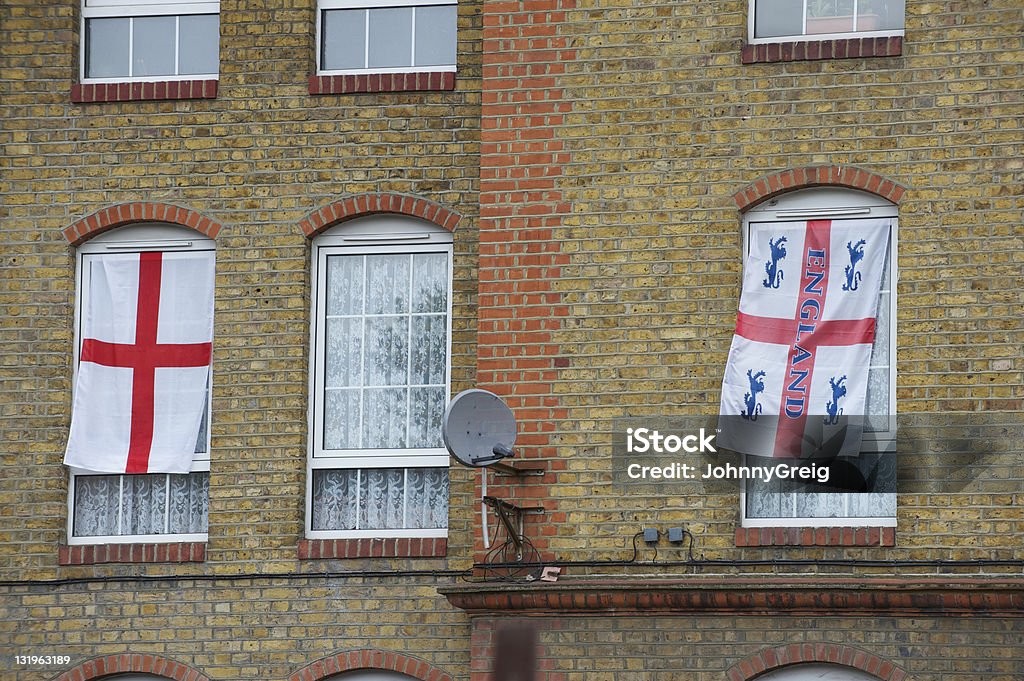 Fenêtres avec deux drapeaux anglais cross - Photo de Drapeau anglais libre de droits