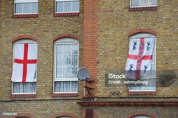 Foto de Janelas Com Duas Bandeiras Inglês Cross e mais fotos de stock de Bandeira inglesa - Bandeira inglesa, Casa, Reino Unido