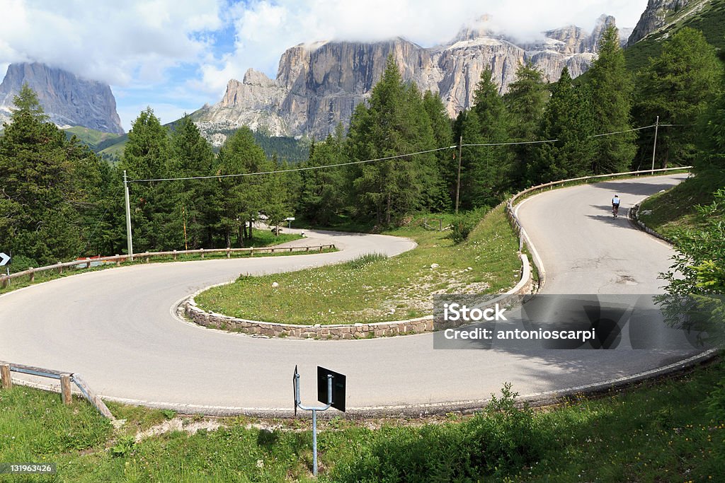 구불구불한 도로를 따라 Dolomites - 로열티 프리 Pordoi 스톡 사진