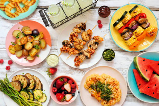 scène de barbecue ou de table de pique-nique d’été végétalien sur fond de bois blanc - multi colored picnic dinner lunch photos et images de collection