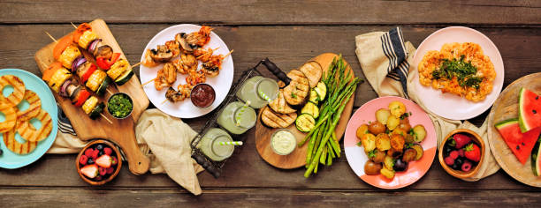 scène de table de barbecue d’été à base de plantes saines sur un fond de bannière en bois sombre - multi colored picnic dinner lunch photos et images de collection