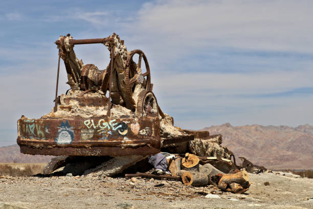 vecchia macchina a bombay beach, salton sea, california - bombay beach foto e immagini stock