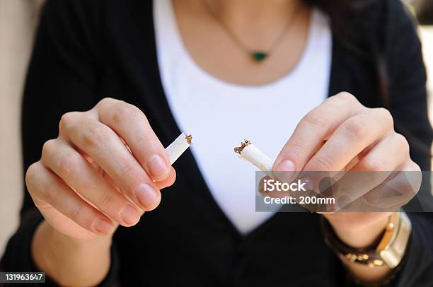 Stop 喫煙 - 18歳から19歳のストックフォトや画像を多数ご用意 - 18歳から19歳, 紙巻煙草, 20代