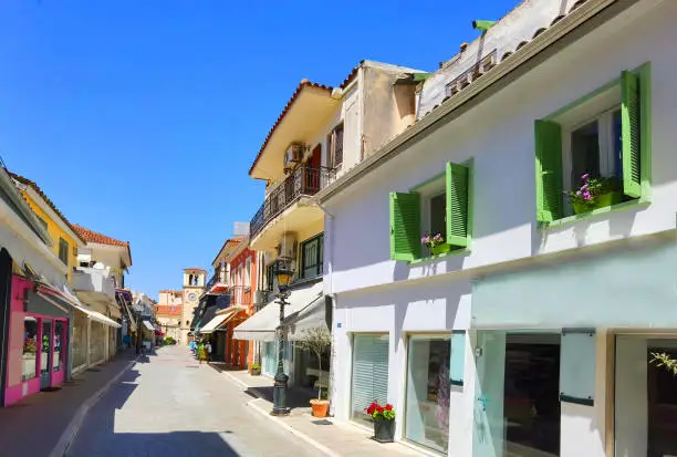 Photo of preveza city buildings  alleys taverns shops  in the city , summer noon, greece