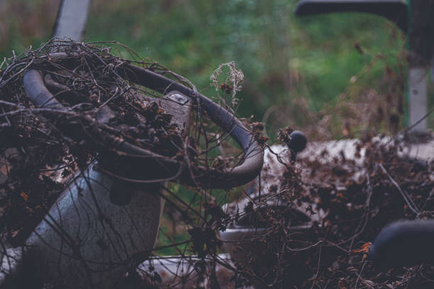 une voiture abandonnée sur l’herbe - damaged car photos et images de collection