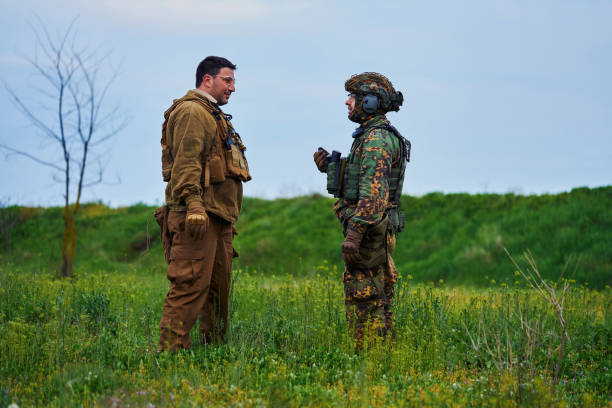 dwóch graczy airsoft negocjuje w tej dziedzinie - hunting two people camouflage rifle zdjęcia i obrazy z banku zdjęć