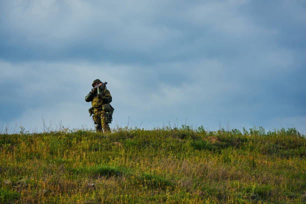 soldado russo com uniforme militar segurando uma arma nas mãos - conciliator - fotografias e filmes do acervo