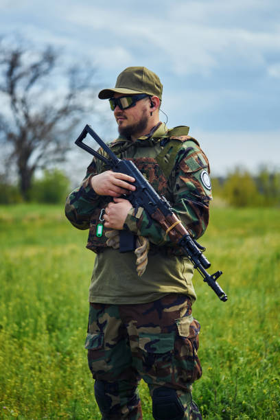 um jogador de airsoft no uniforme de um soldado russo tem uma arma em suas mãos - conciliator - fotografias e filmes do acervo