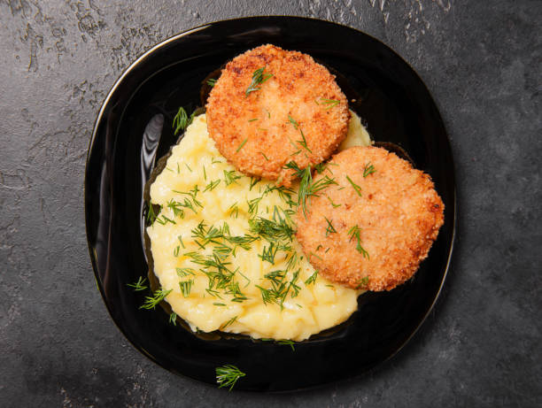 purè di patate con cotolette di pollo e verdure su uno sfondo scuro vista dall'alto - turkey burger foto e immagini stock