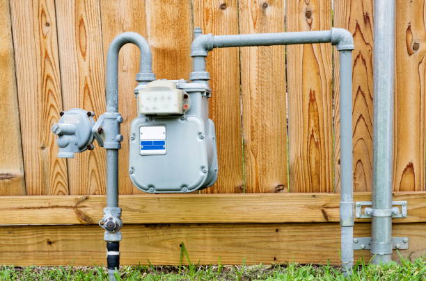 住宅郊外の裏庭の天然ガスメーター。 - valve natural gas gas pipe gas ストックフォトと画像