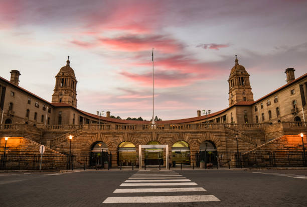 プレトリア南アフリカの日没時のユニオンビルの正面入り口 - 南アフリカ共和国 ストックフォトと画像