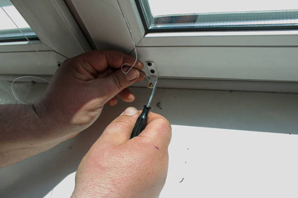 istock Window blinds installation process. Male hands close up. 1319665309