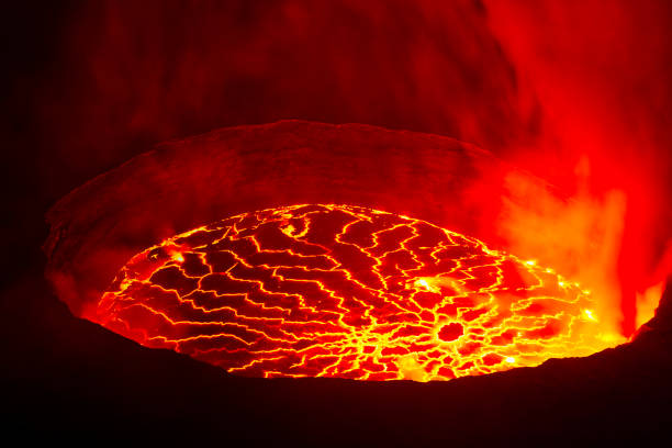 вид на лавовое озеро вулкана ниирагонго, конго - virunga volcanic complex стоковые фото и изображения