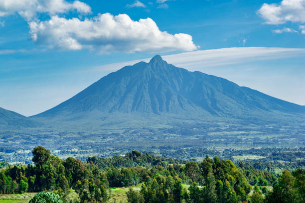 volcán monte bisoke (o visoke), virunga mountais, entre congo y ruanda - valle del rift fotografías e imágenes de stock