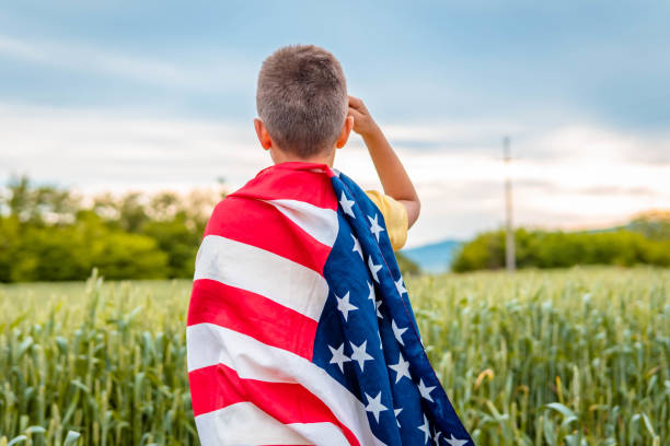 米軍と記念日に敬礼する少年 - child military saluting flag ストックフォトと画像