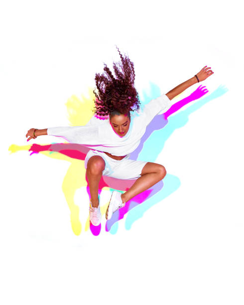 прыжки стильной смешанной расы молодой девушки на белом фоне. радуга красочный студийный свет. огненный хип-хоп танец скачок - подпрыгивание фотографии стоковые фото и изображения