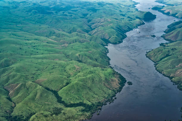 リビングストンの滝の上のコンゴ川の空中写真 - congo river ストックフォトと画像