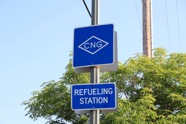 signe de station de ravitaillement de cng (gaz naturel comprimé) au centre-ville de los angeles - compressed natural gas photos et images de collection