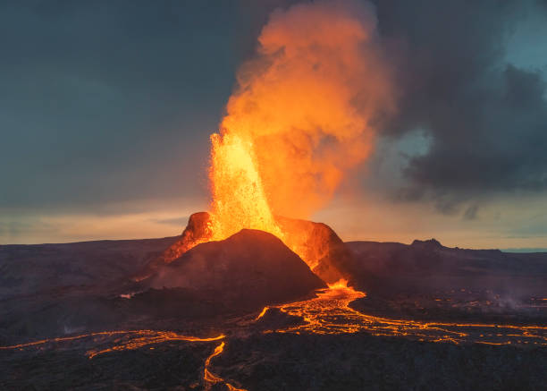 eruzione vulcanica in islanda - paesaggio vulcanico foto e immagini stock
