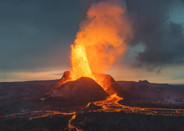 アイスランドの火山噴火 - erupting ストックフォトと画像