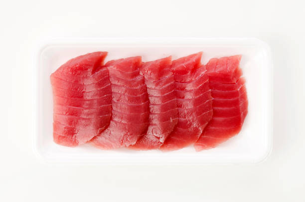 흰색 배경에 신선한 생 참치 스테이크 - tuna prepared ahi food tuna steak 뉴스 사진 이미지