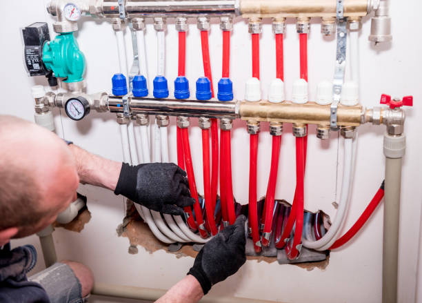 istock Pipefitter install system of underfloor heating system at home 1319696905
