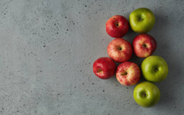 灰色のコンクリート表面上のリンゴとの静物の背景 - apple gala apple fuji apple fruit ストックフォトと画像
