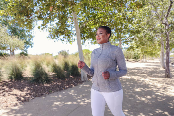 femme noire attrayante faisant de l’exercice dans la nature - power walking photos et images de collection