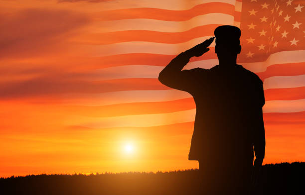 国旗を掲げたアメリカ軍兵士。退役軍人の日、記念日、独立記念日のためのグリーティングカード。アメリカのお祝い。 - flag day ストックフォトと画像