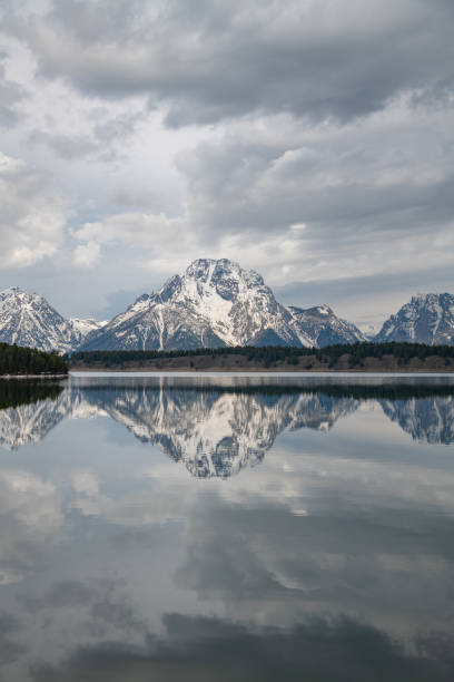 jackson lake e tetons pela manhã - nature reflection grand teton teton range - fotografias e filmes do acervo