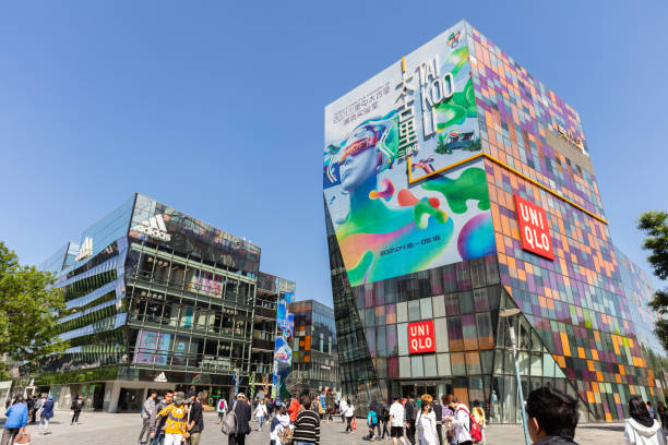 tourists spend the may day holiday shopping, leisure and entertainment in the taikoo li commercial district in sanlitun. - sanlitun imagens e fotografias de stock