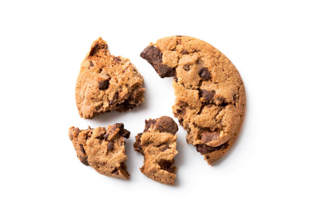 biscotti di gocce di cioccolato - close up cookie gourmet food foto e immagini stock